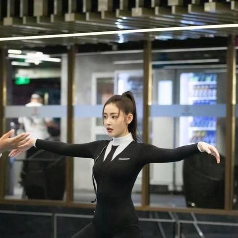 (经典透明泳dj歌曲视频)时尚新宠：透明紧身泳衣潮流大热，展现无限曲线魅力